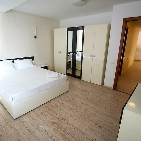 Boutique & * Mamaia